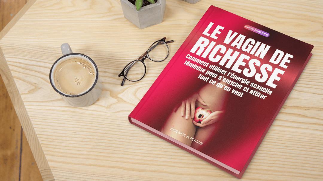 Le guide Le Vagin de Richesse à côté d'une tasse de café